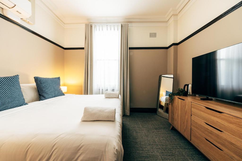 
Queen Room Shared Bathroom
