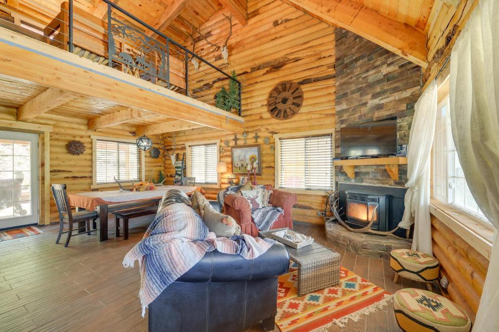 Χώρος καθιστικού στο Remote Mountain Vacation Rental in Wyoming Range!