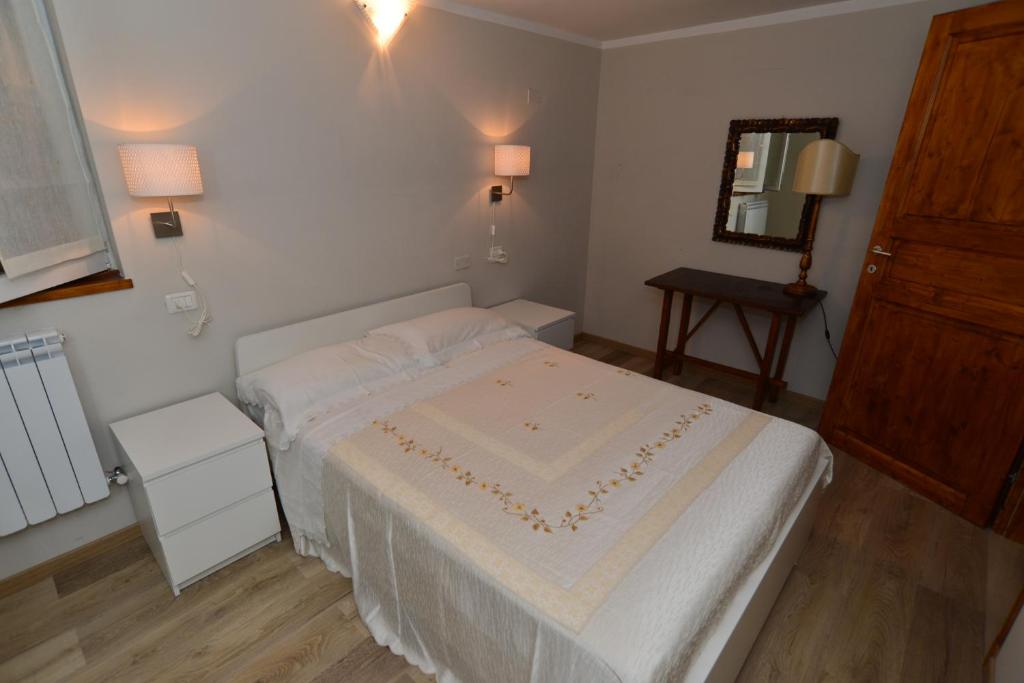 A bed or beds in a room at Appartamento Le More
