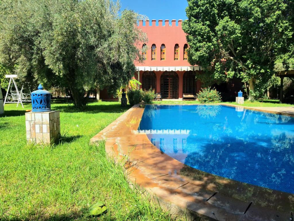 FourouにあるVilla Majidaの家の庭にあるプール
