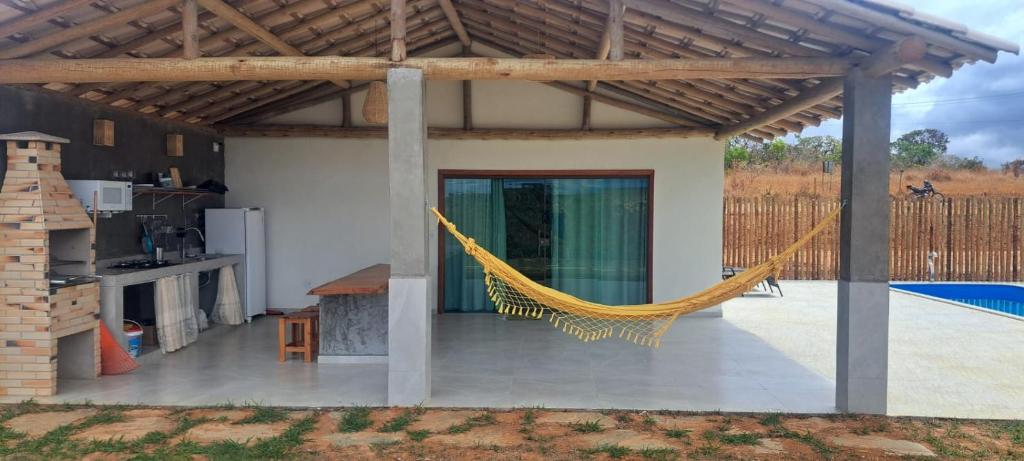 un patio con una hamaca en una casa en Vila Arcanjo - Gabriel Chalet, en Santana do Riacho