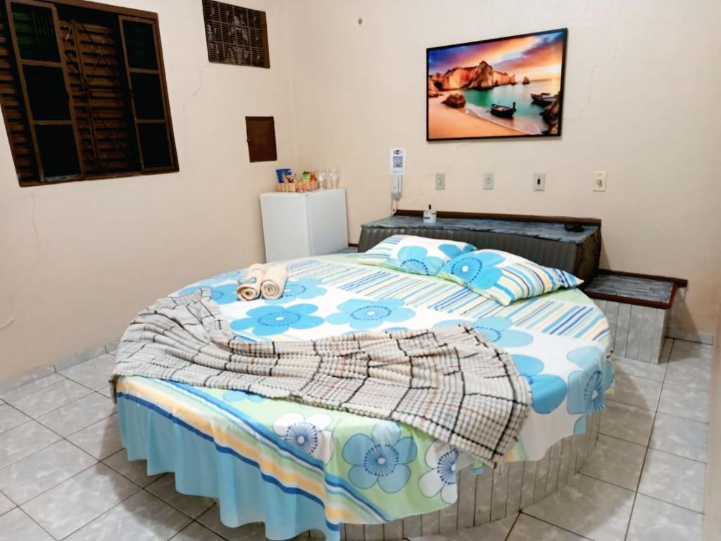 Cianorteにある323 Hotelの部屋の中に大きなベッドがある寝室