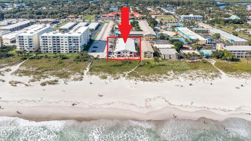 una vista aérea de una playa con una flecha roja en Beachside 1-Bedroom Condo in Cocoa Beach, Florida - 125 Feet to Beach!, en Cocoa Beach
