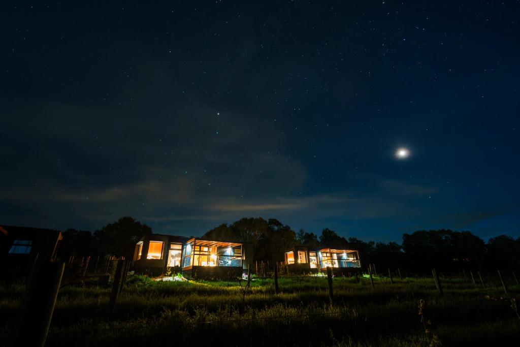 una casa in un campo di notte con la luna di AUTRA Resort Lyndoch a Lyndoch