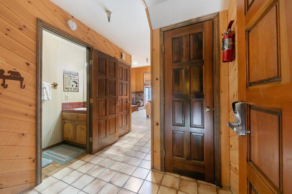 Un pasillo con un baño con lavabo y puerta. en 254 Bldg D townhouse, en Donner Lake Village