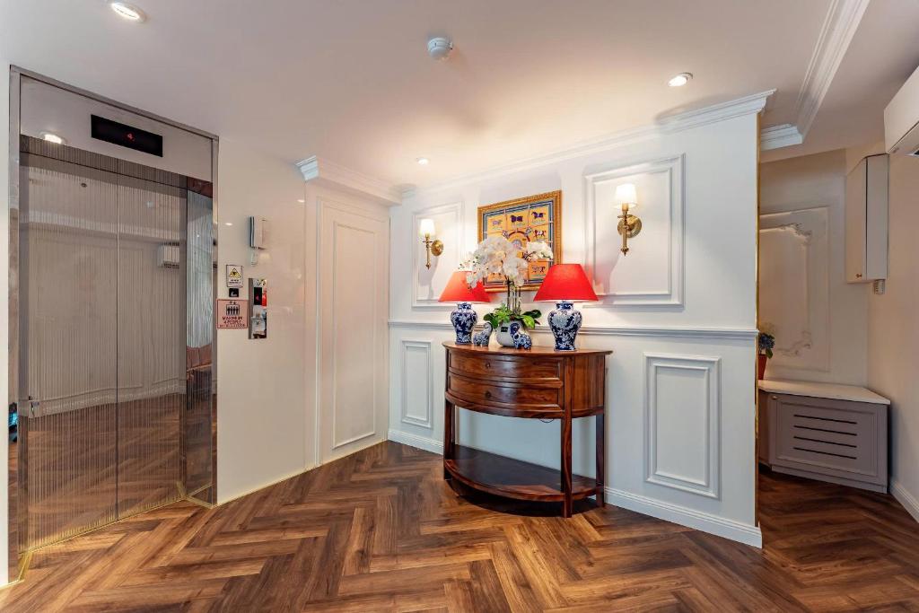 een gang met een tafel met twee vazen erop bij Ngan Ha 2 Apartment in Ho Chi Minh-stad