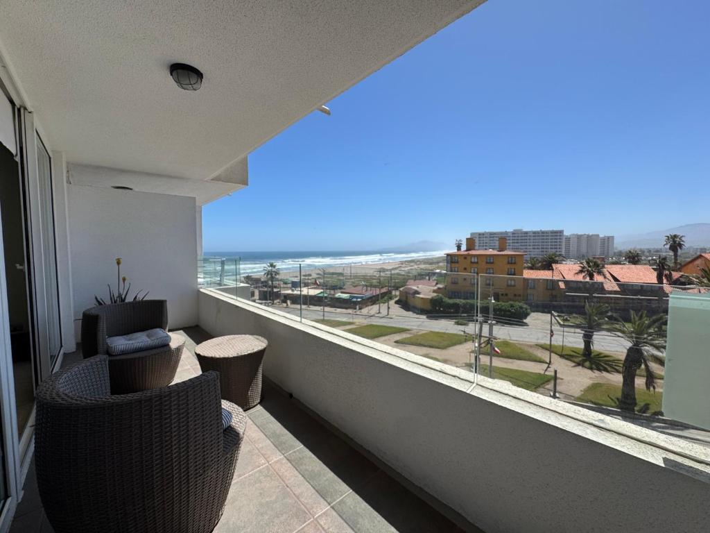 a balcony with chairs and a view of the ocean at vista al mar in La Serena