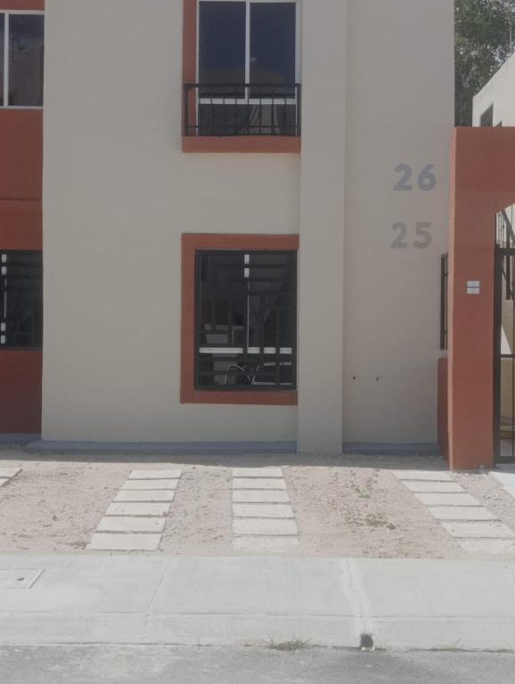 图卢姆Casa Aldea Tulum的侧面有钟的建筑物