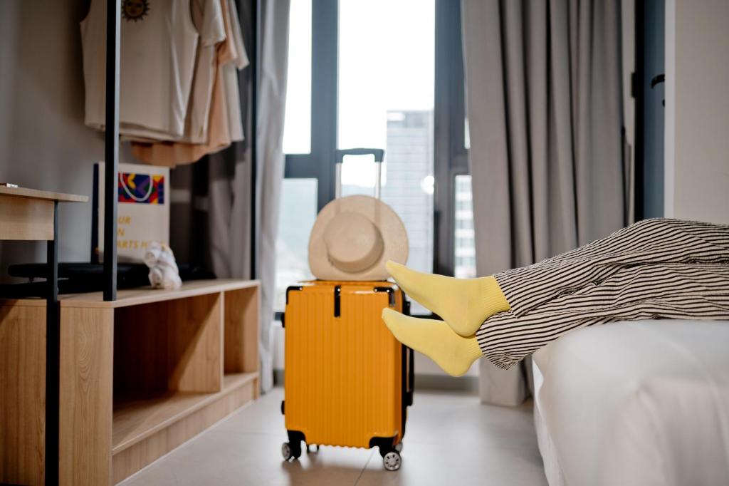 Postel nebo postele na pokoji v ubytování 22 Macalisterz Leisure Suites George Town