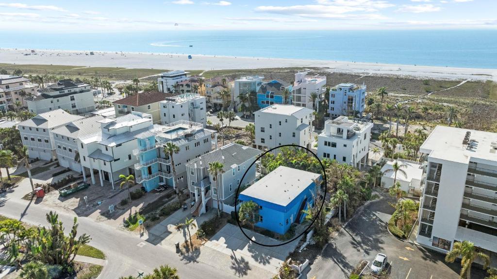 シエスタ・キーにあるBlue Ocean Suitesの海辺の街並み