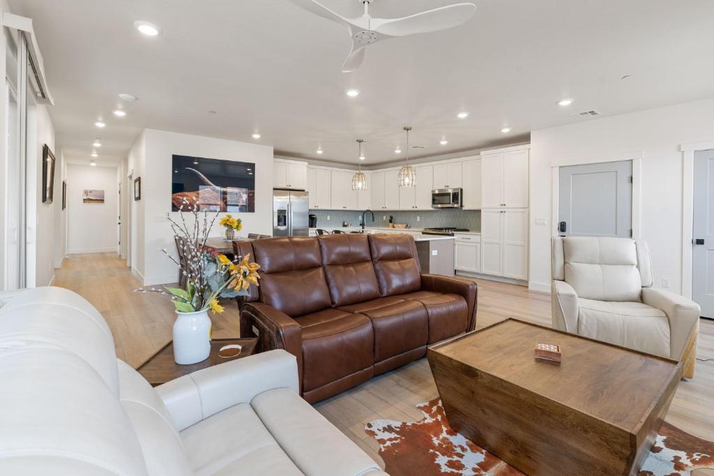 una sala de estar con un sofá y una mesa en The Ranch condo, en Atkinville