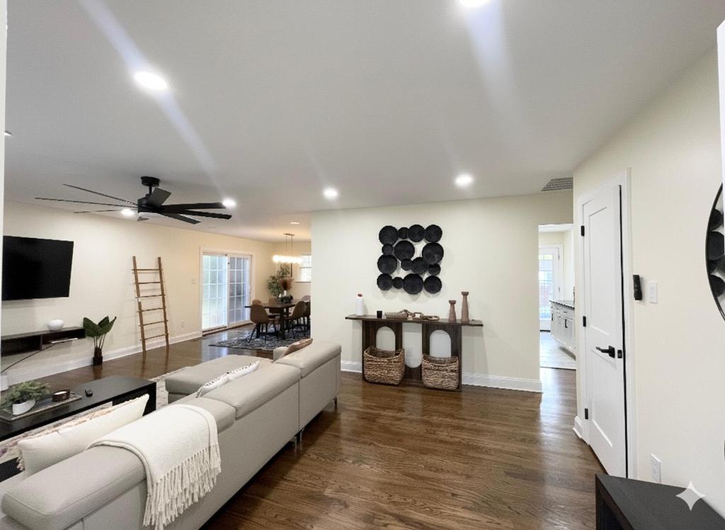 ein Wohnzimmer mit einer weißen Couch und einem Tisch in der Unterkunft Beautiful 3b2ba home near MGM and National Harbor in Fort Washington