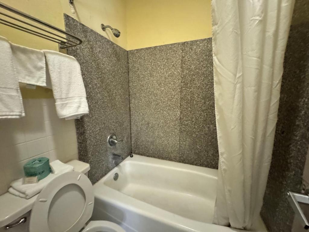 Super 8 by Wyndham Laurel - Habitación Doble Con Dos Camas Dobles - Fumadores