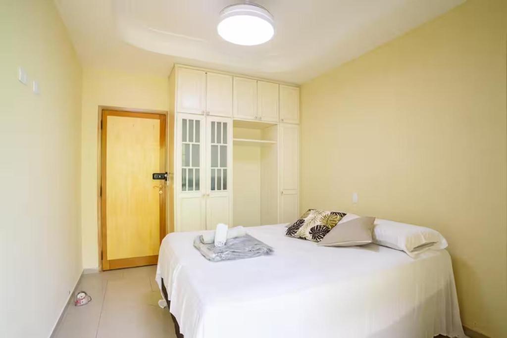 a bedroom with a large white bed in a room at Quarto Centro SP, Rua 25 de Março, Piscina in Sao Paulo