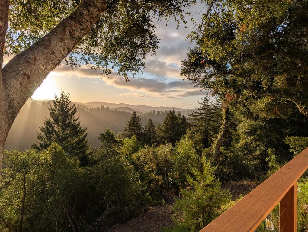 une terrasse en bois avec vue sur les montagnes dans l'établissement Redwood Haven Your Santa Cruz Mountains Gateway, à Los Gatos