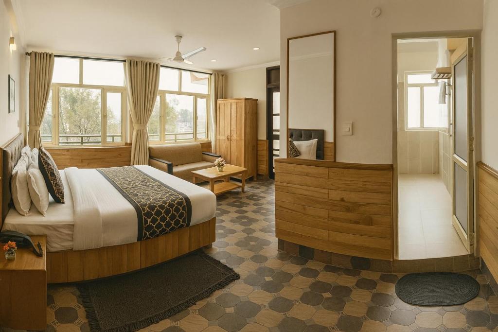 Postel nebo postele na pokoji v ubytování The Himalayan Highland Dharamshala # Big Swimming Pool# Lawn # Pool Table # Kids Friendly # Family Friendly # Private Parking