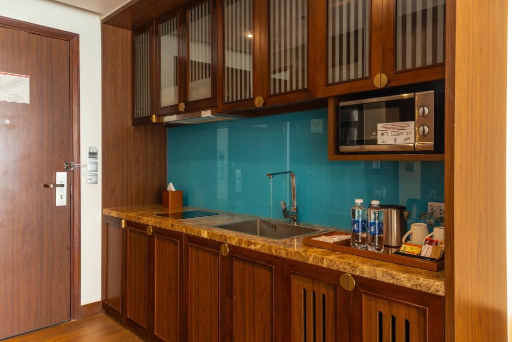 Phòng Deluxe có Giường cỡ King và ban công nhìn ra hồ bơi