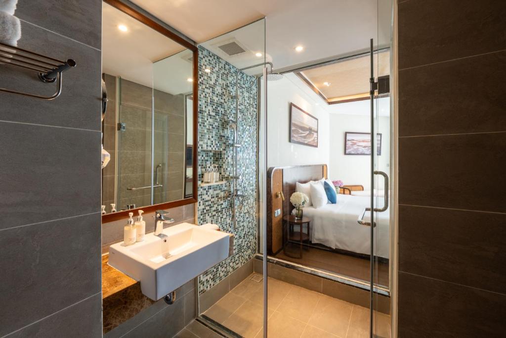 Phòng Deluxe có Giường cỡ King và ban công nhìn ra hồ bơi