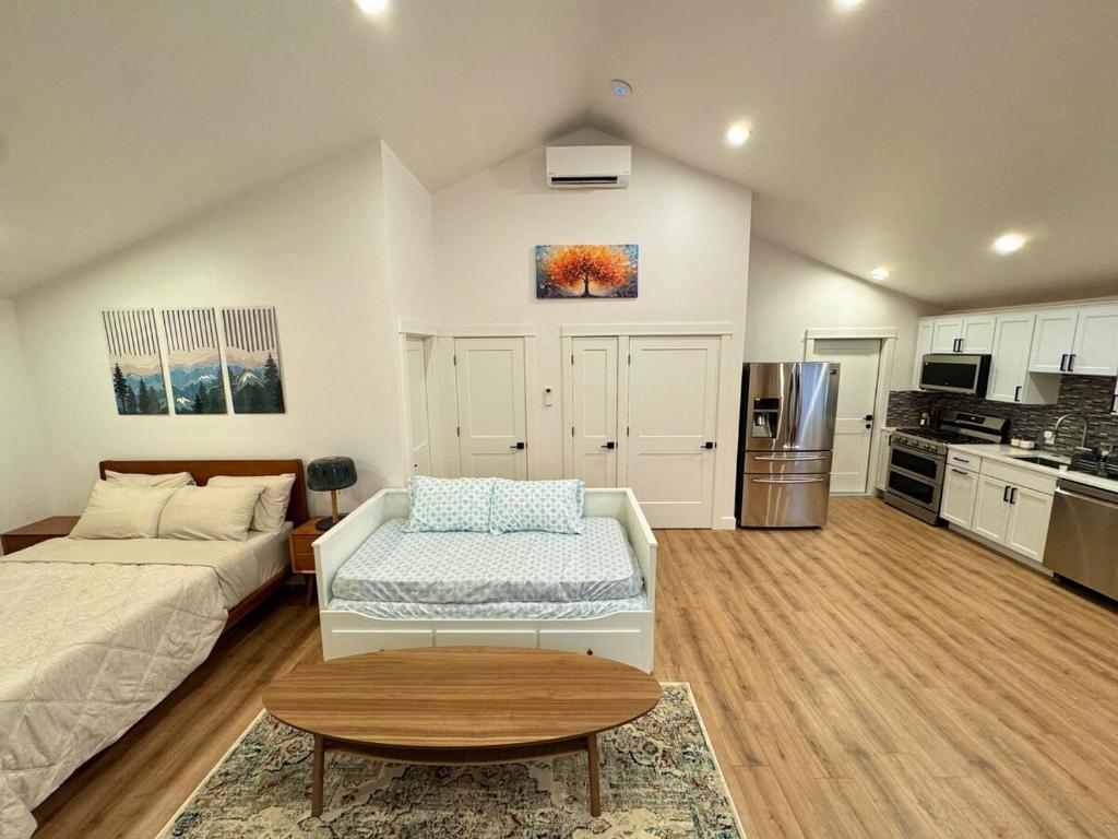 Η κουζίνα ή μικρή κουζίνα στο The Grove - A Family Friendly Modern Studio in Portland-Beaverton-Hillsboro