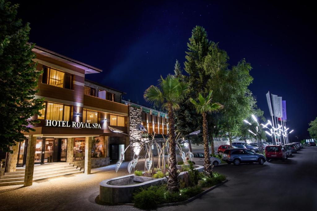 un hôtel avec des palmiers devant un bâtiment dans l'établissement Royal Spa Hotel, à Velingrad