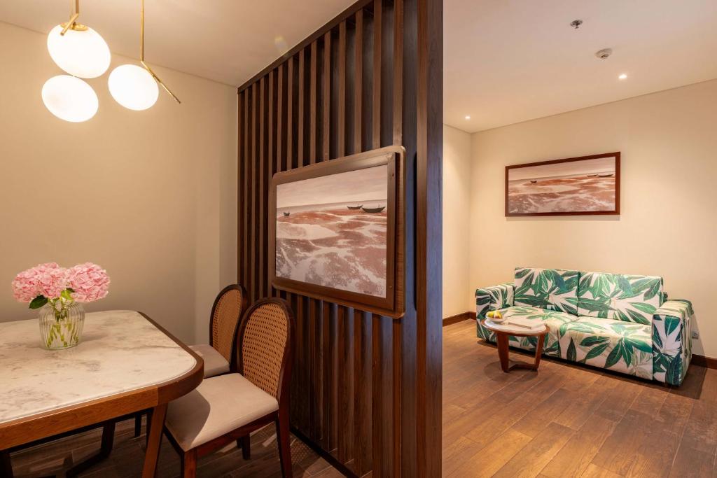 One-Bedroom Executive King Room with Balcony and Sea View