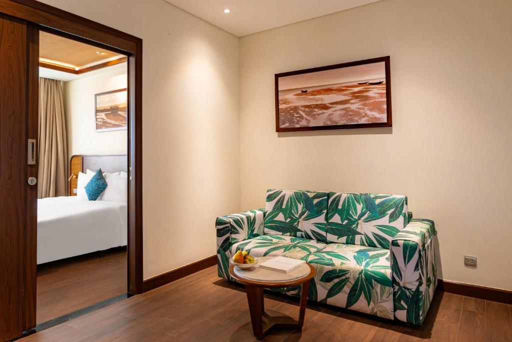 One-Bedroom Executive King Room with Balcony and Sea View