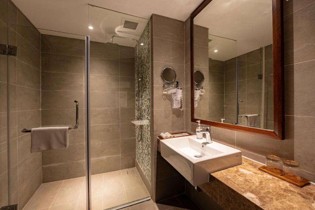 One-Bedroom Executive King Room with Balcony and Sea View