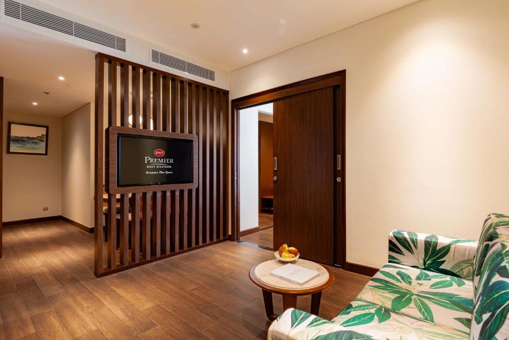 One-Bedroom Executive King Room with Balcony and Sea View