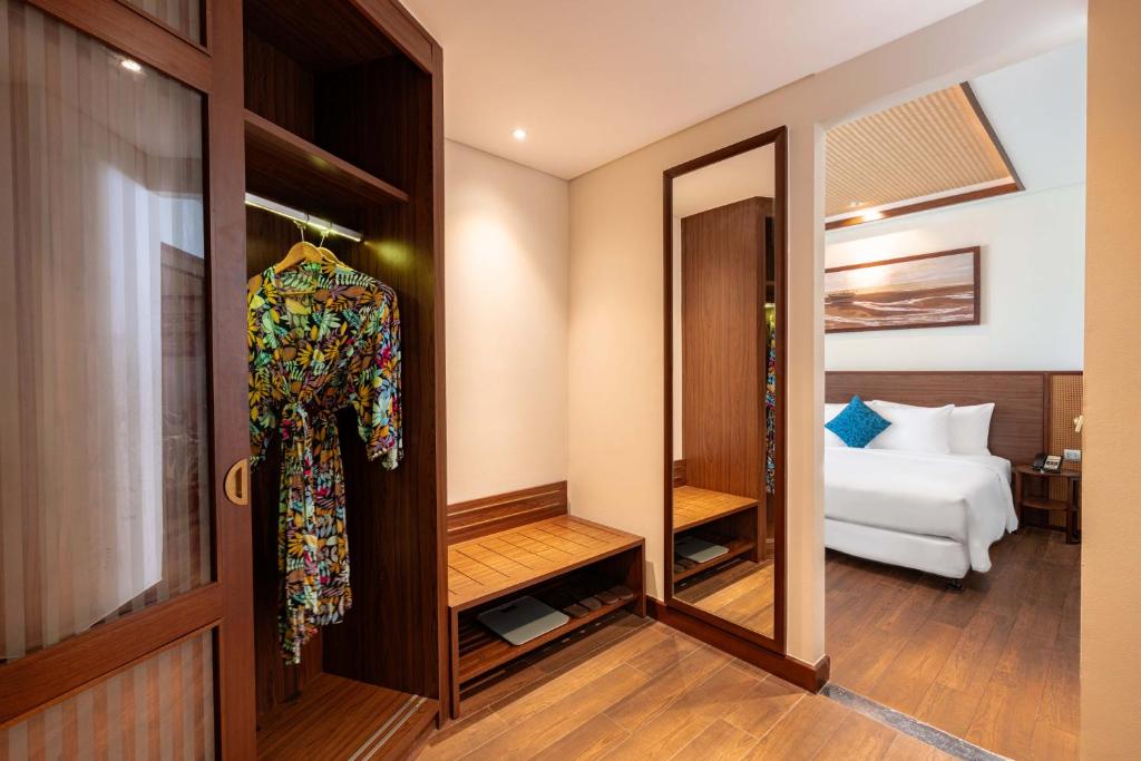 One-Bedroom Executive King Room with Balcony and Sea View