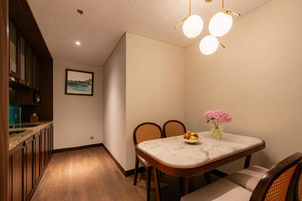 One-Bedroom Executive King Room with Balcony and Sea View