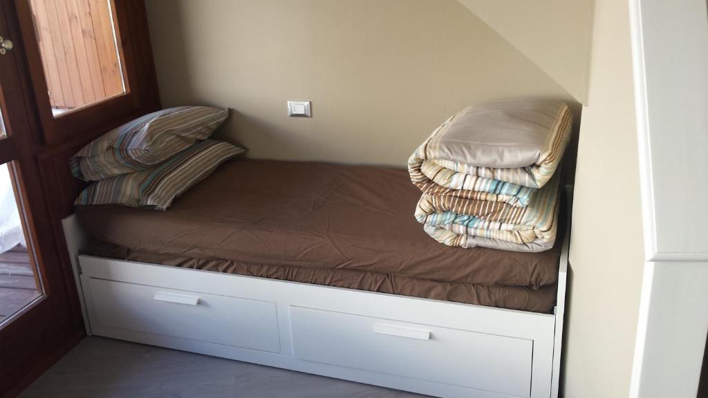 A bed or beds in a room at La Coquille