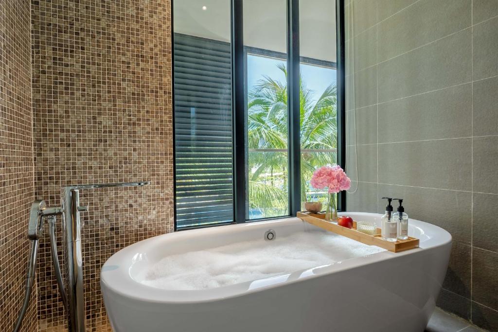 Biệt Thự Deluxe 3 Phòng Ngủ Có 1 Giường Cỡ King Và 4 Giường Đơn - Hồ Bơi Riêng
