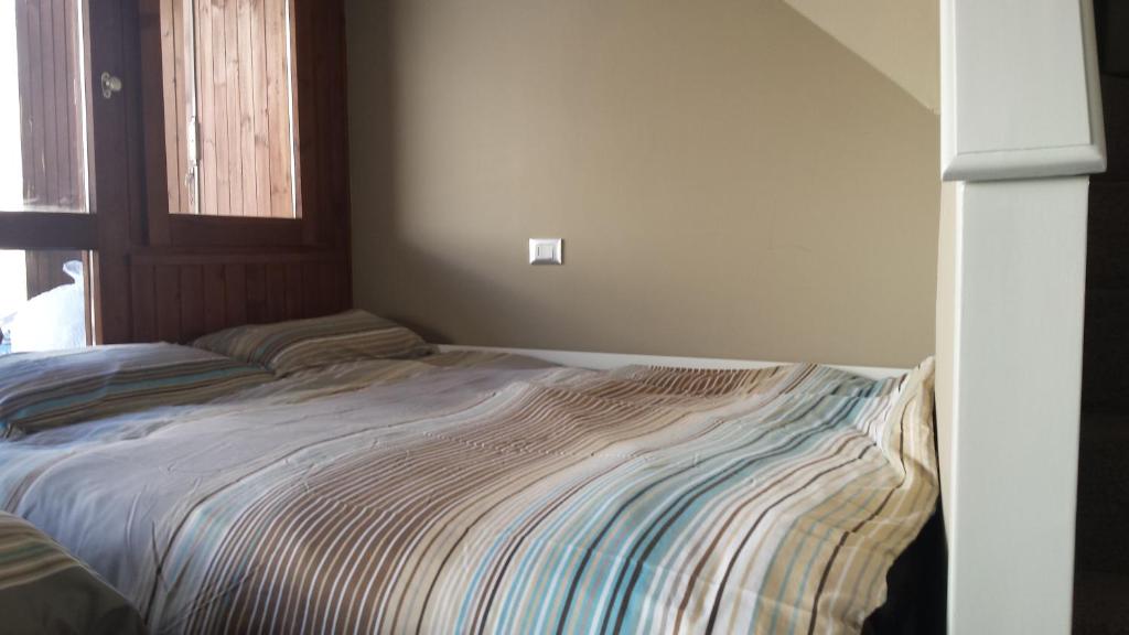 A bed or beds in a room at La Coquille