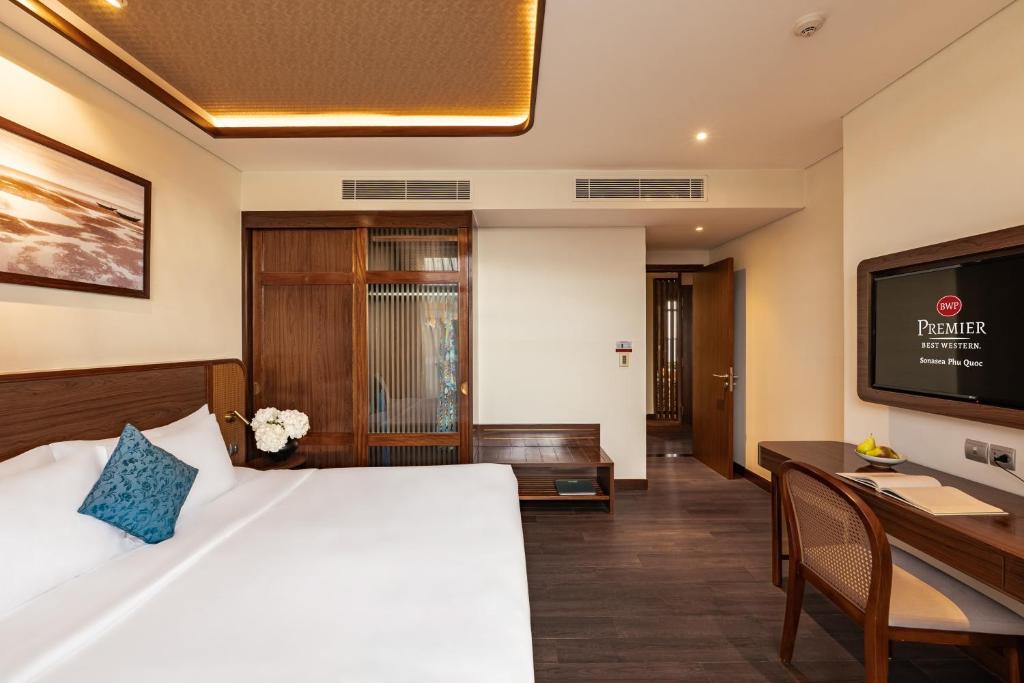 Two-Bedroom Executive Queen Room with Sea View