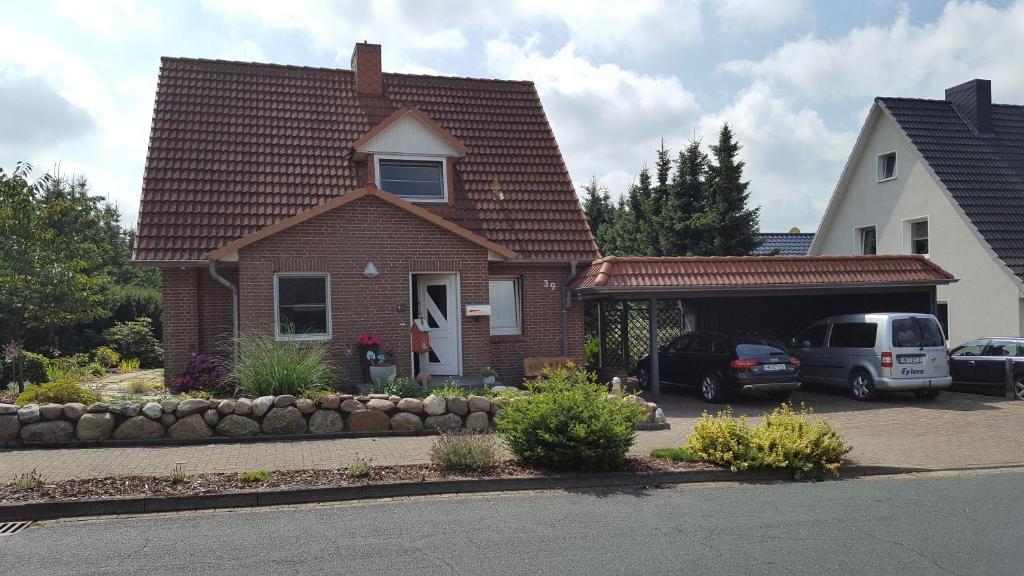 una casa con un coche aparcado en un estacionamiento en Ferienapartment Karin en Schneverdingen