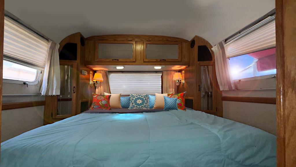 Una cama o camas en una habitación de Retro Star-Wagon, Ocean View Dolby Sound Studio