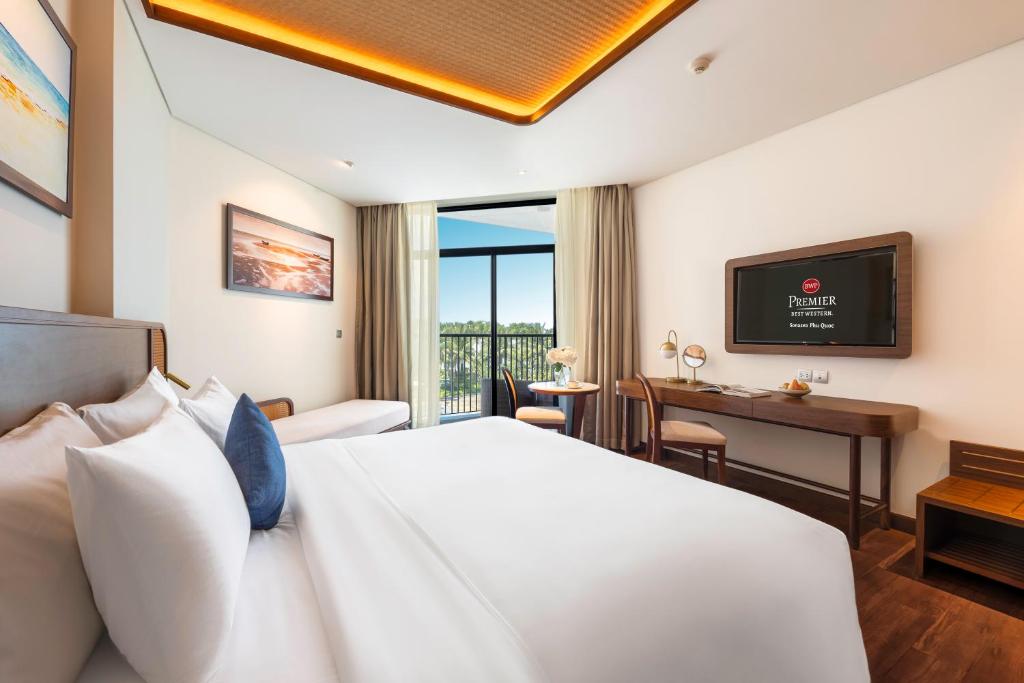 Phòng Deluxe có Giường cỡ King và ban công nhìn ra hồ bơi