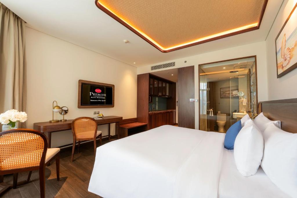 Phòng Deluxe có Giường cỡ King và ban công nhìn ra hồ bơi