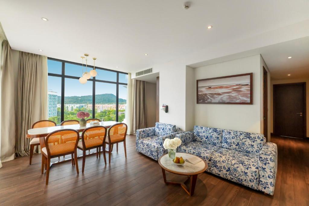 Three-Bedroom Executive King Suite with One Queen and Twin Single Beds and Sea View