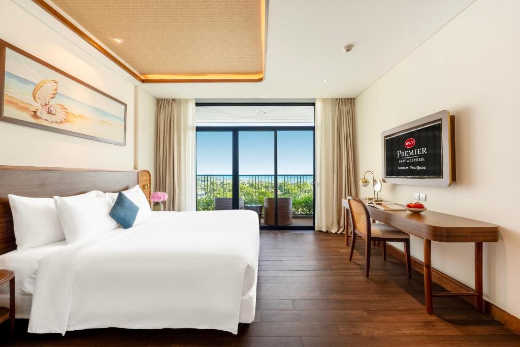 Three-Bedroom Executive King Suite with One Queen and Twin Single Beds and Sea View