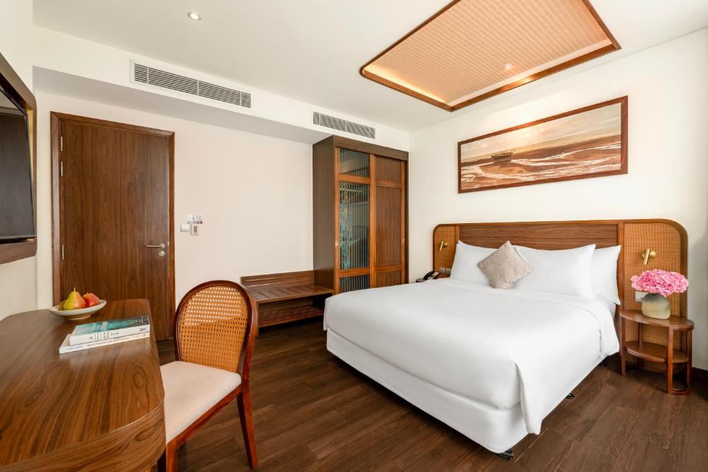 Three-Bedroom Executive King Suite with One Queen and Twin Single Beds and Sea View