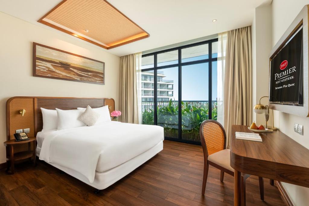 Three-Bedroom Executive King Suite with One Queen and Twin Single Beds and Sea View