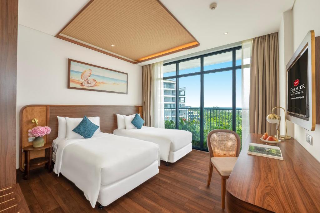 Three-Bedroom Executive King Suite with One Queen and Twin Single Beds and Sea View