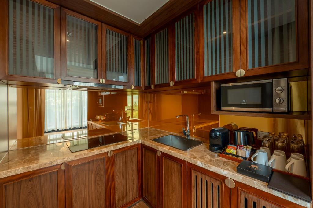Three-Bedroom Executive King Suite with One Queen and Twin Single Beds and Sea View