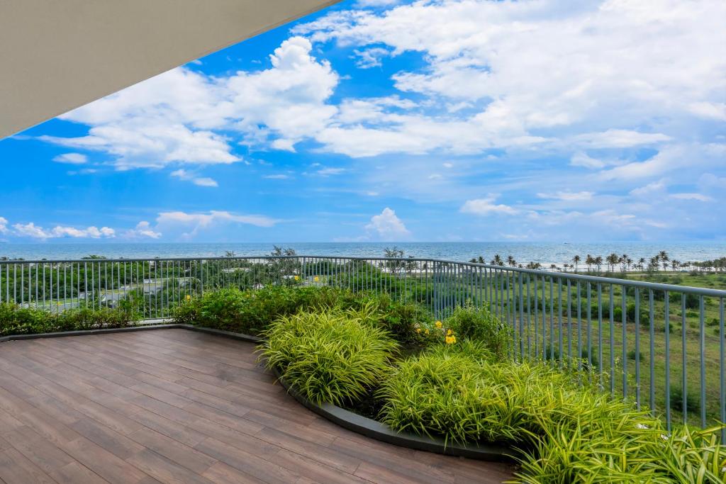 Three-Bedroom Executive King Suite with One Queen and Twin Single Beds and Sea View
