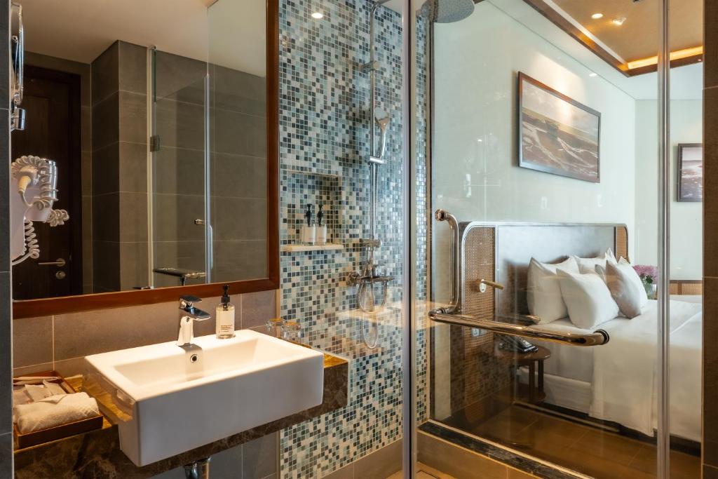 Premier King Room with Balcony and Partial Sea View