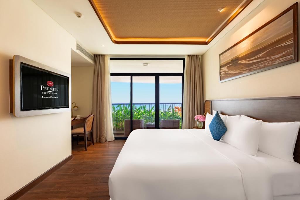 One-Bedroom Executive King Room with Balcony and Sea View