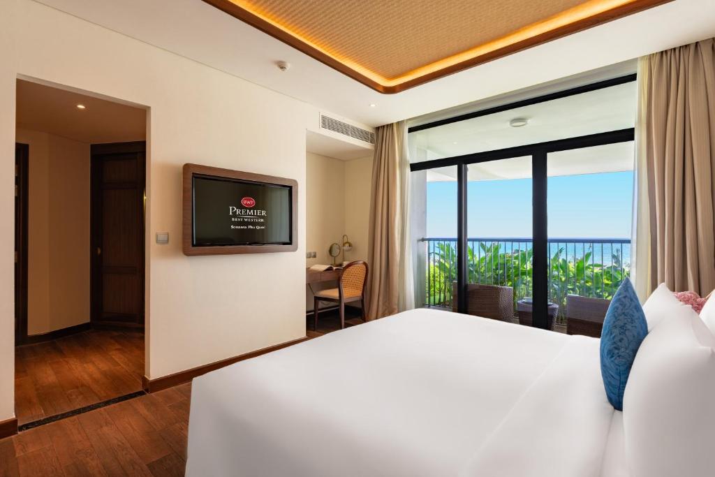 One-Bedroom Executive King Room with Balcony and Sea View