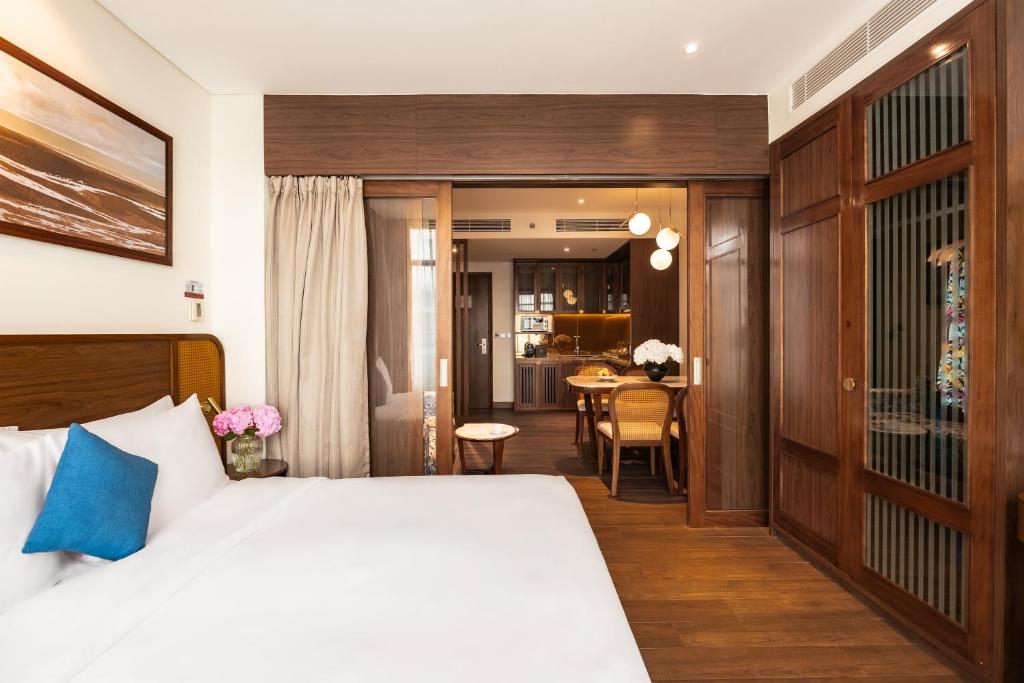 Two-Bedroom Executive Queen Room with Sea View