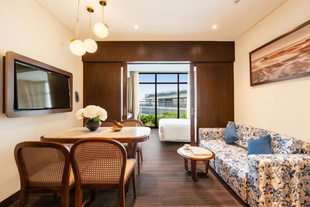 Two-Bedroom Executive Queen Room with Sea View